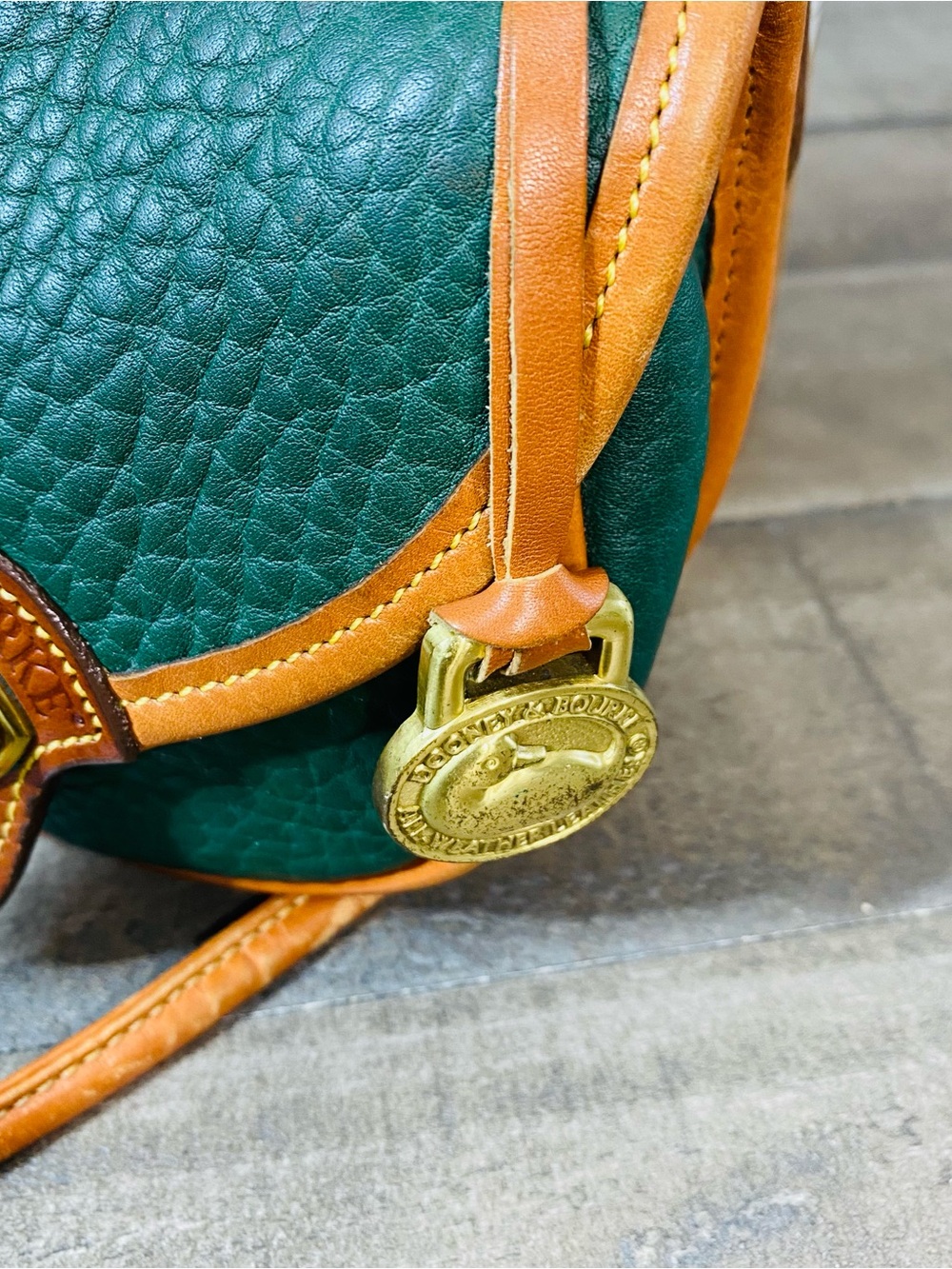 Vintage Dooney & Bourke AWL Ivy Green Leather Mini Cavalry Crossbody Belt Bag - Picture 4 of 11